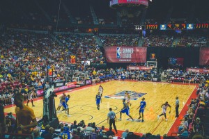 爱游戏大厅-利物浦的防守隐患显现，球迷期待教练组调整，利物浦防守体系