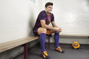 爱游戏体育app-巴萨防线频繁失误，布鲁日抓住机会三度破门，晋级形势险峻，巴萨不败